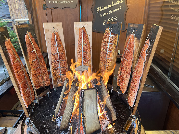 Spezialität: Flamm-Lachs vom Buchenholz-Feuer (©Foto.Martin Schmitz)